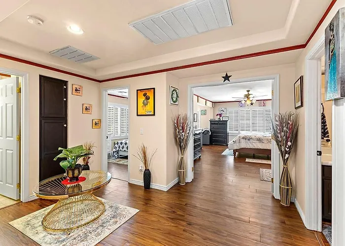Holiday home Oasis, Pool, Gym & Workspace, Sleeps 6 Surprise