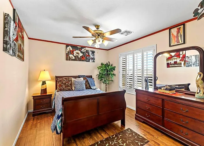 Oasis, Pool, Gym & Workspace, Sleeps 6 *
