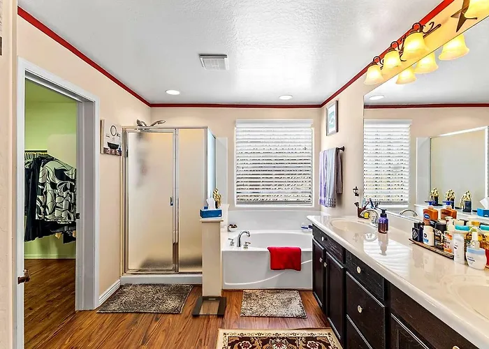 Oasis, Pool, Gym & Workspace, Sleeps 6 * Surprise