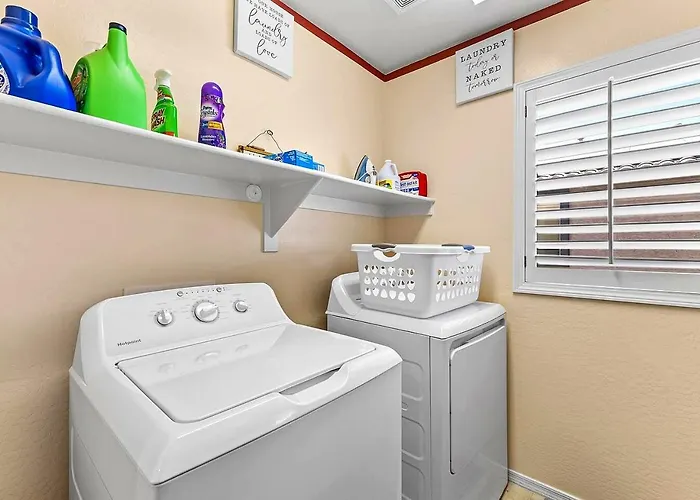 Holiday home Oasis, Pool, Gym & Workspace, Sleeps 6 *