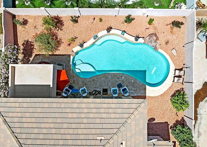 Oasis, Pool, Gym & Workspace, Sleeps 6 Holiday home *