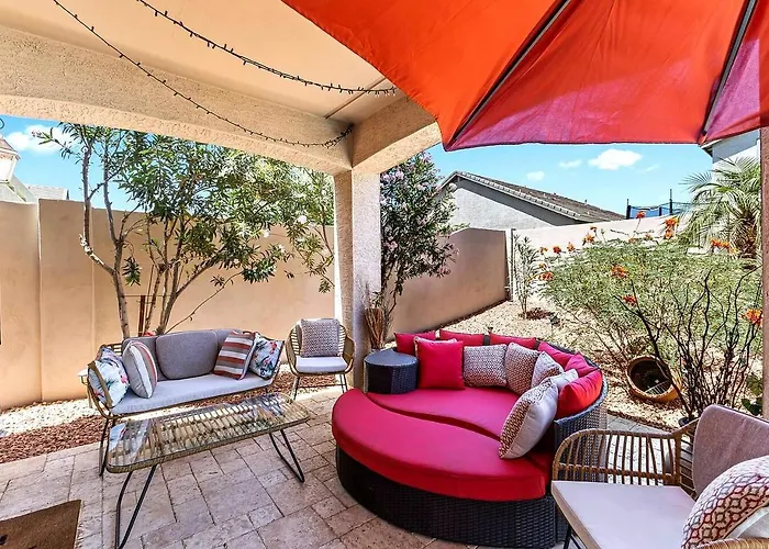 Oasis, Pool, Gym & Workspace, Sleeps 6 Holiday home Surprise