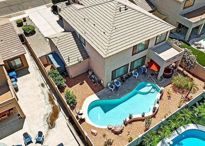 Oasis, Pool, Gym & Workspace, Sleeps 6 *